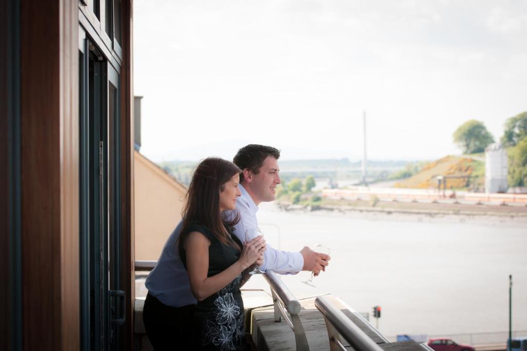 Výhled na řeku, která protéká v blízkosti hotelu
