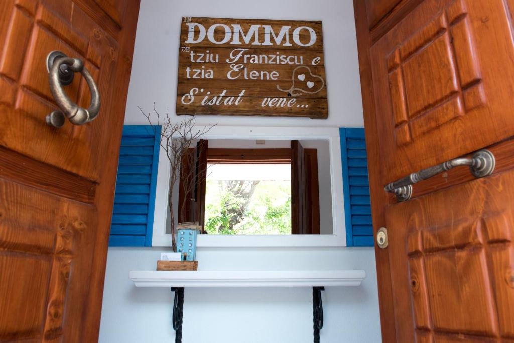 a room with a door and a window at In Dommo de Tziu Franziscu e de Tzia Elene in Orosei