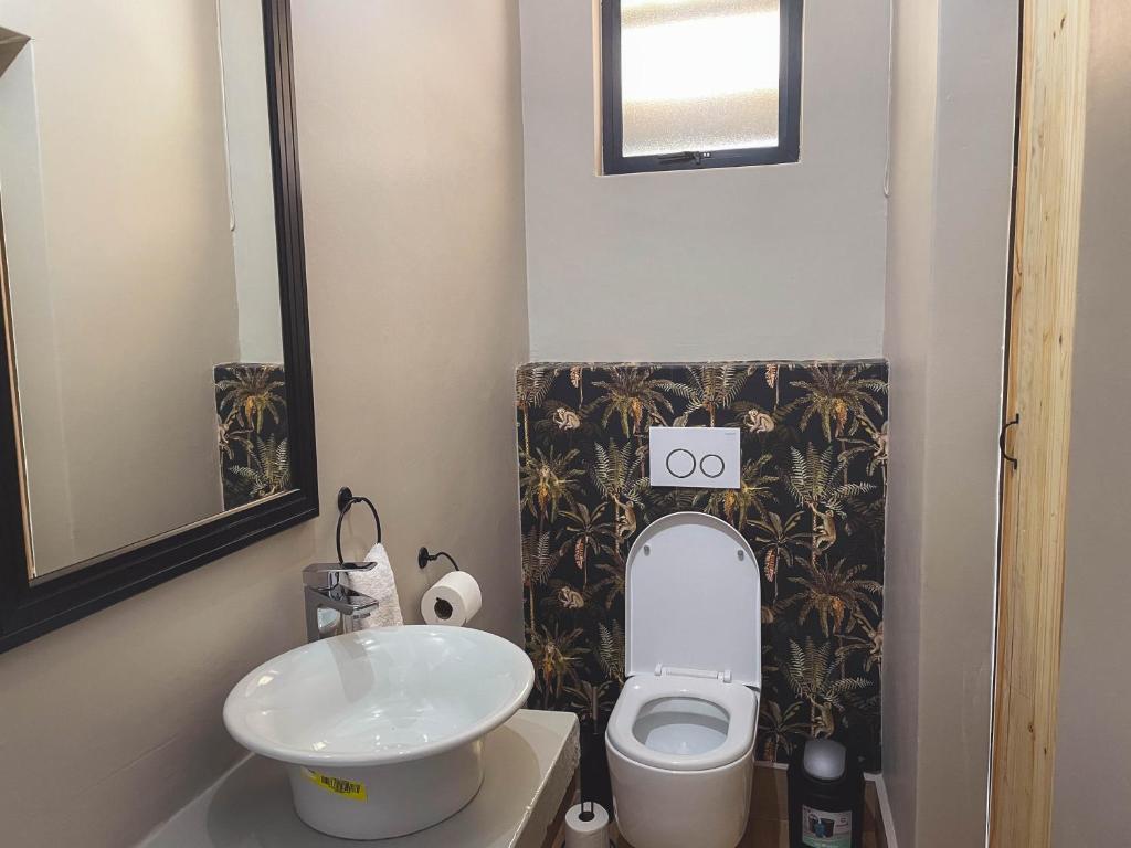 Le Bezz Guesthouse - Double Room - Balcony Interleading 11