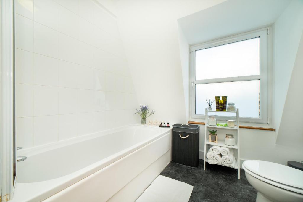 Grade II Listed Penthouse Cardiff Bay With Luxury Bath Robes & SPA Toiletries