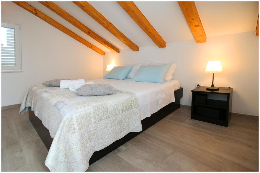 Postel nebo postele na pokoji v ubytování Apartments Elvis