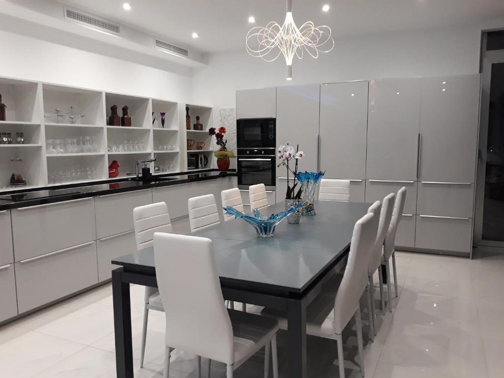 Kuchyňa alebo kuchynka v ubytovaní Villa Luxury Paradise