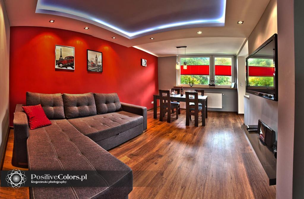 salon z kanapą i jadalnią w obiekcie Apartament Na Wspólnej w mieście Krynica Zdrój