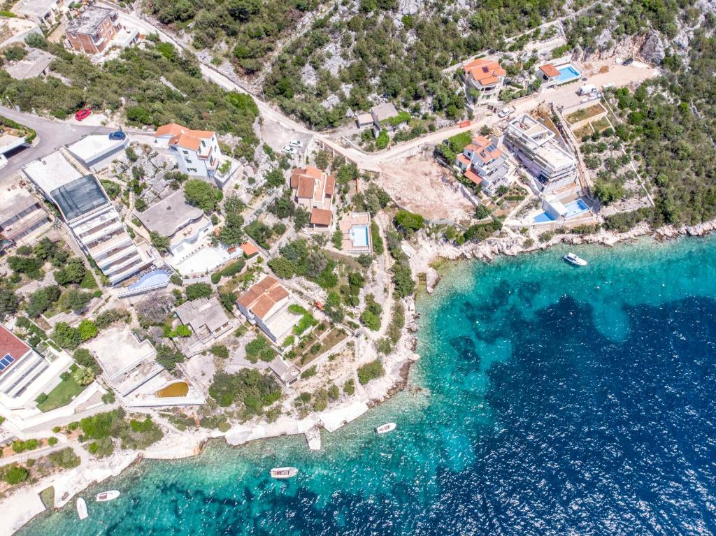una vista aérea de un complejo junto al océano en Apartments Toni, en Vinišće