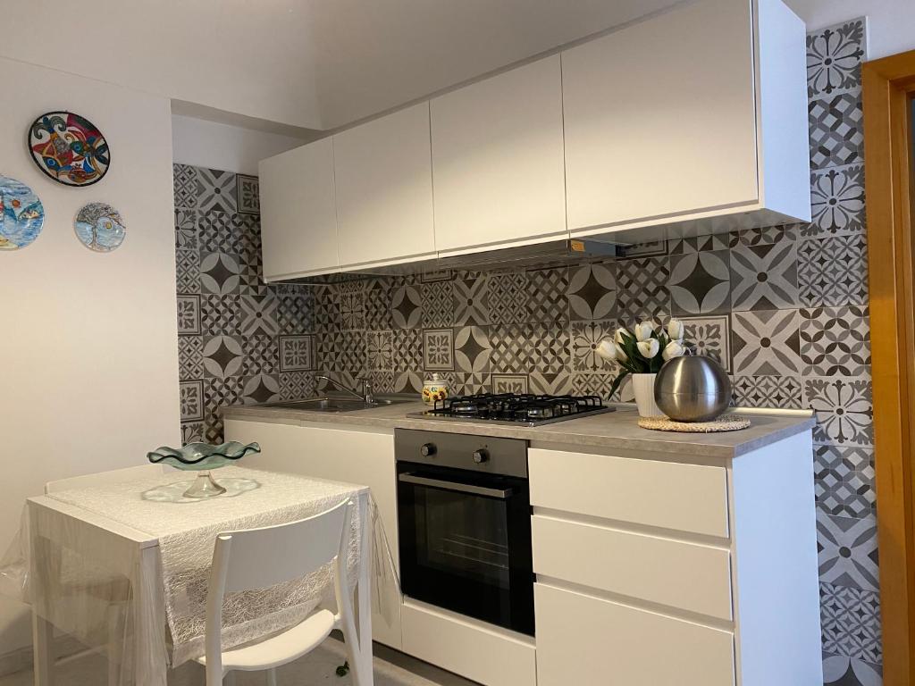 Kuchnia lub aneks kuchenny w obiekcie La casa di Nonna Clo, nel centro di Vasto