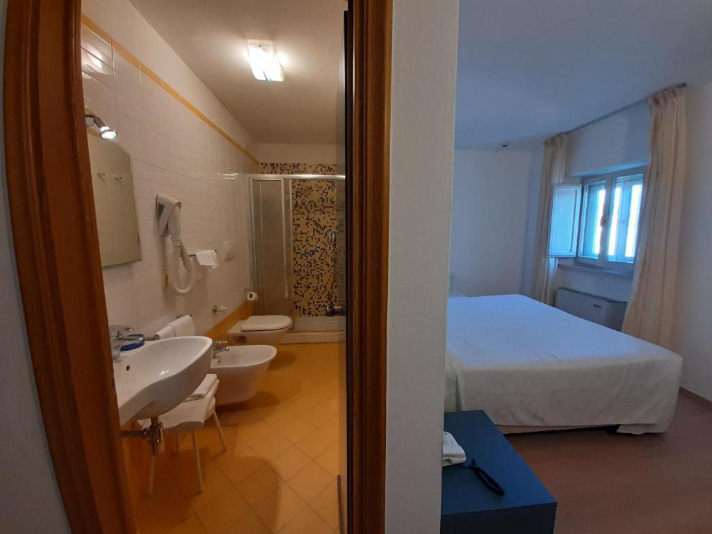 Koupelna v ubytování Elba Hotel