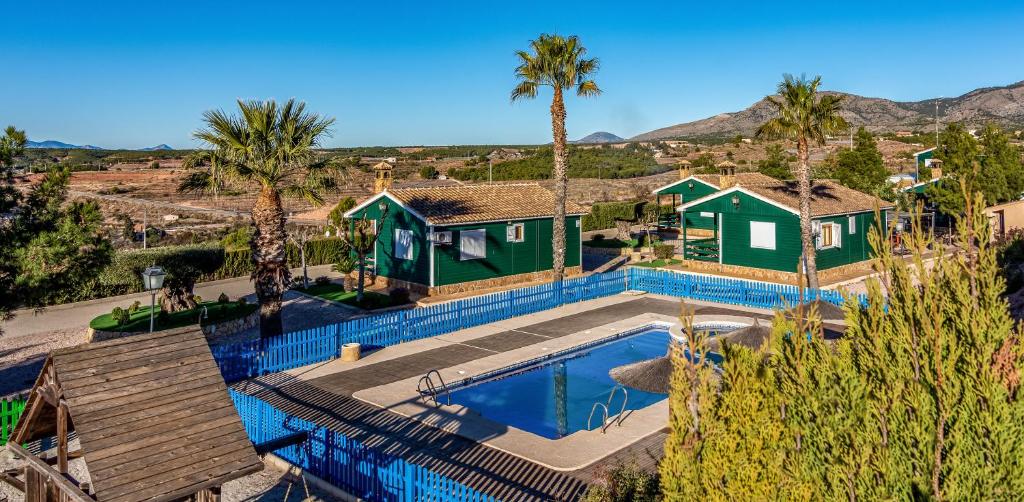 een luchtzicht op een huis met een zwembad bij ALEDORURAL in Aledo