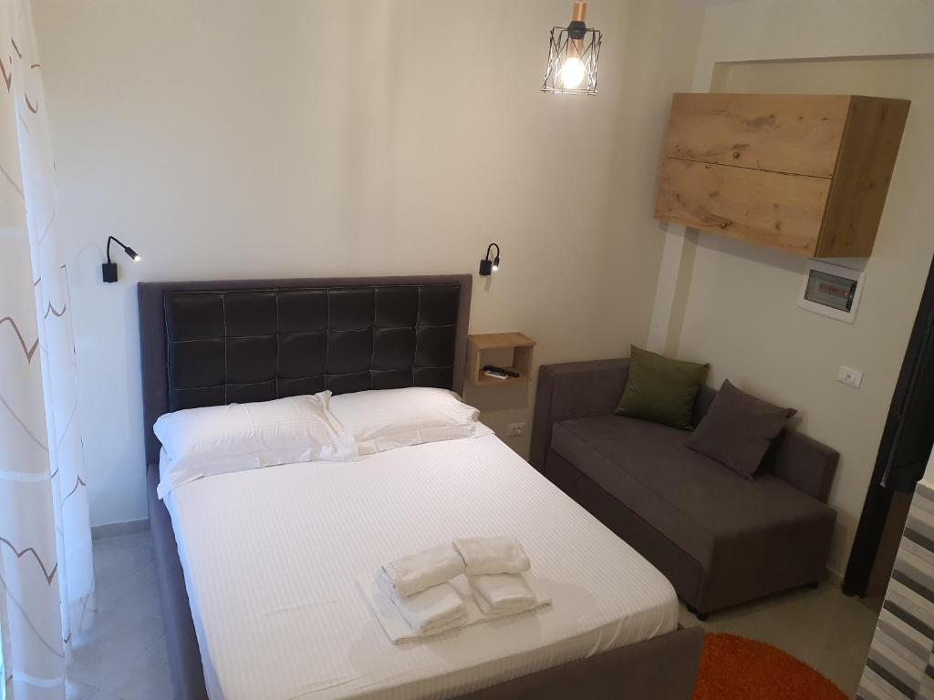 Deni Sea View Apartment - Image 11