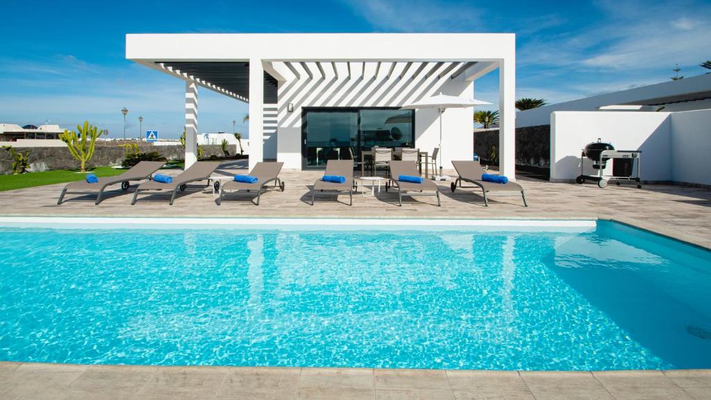 basen z krzesłami i altaną w obiekcie Blancazul Villa Verode w mieście Playa Blanca