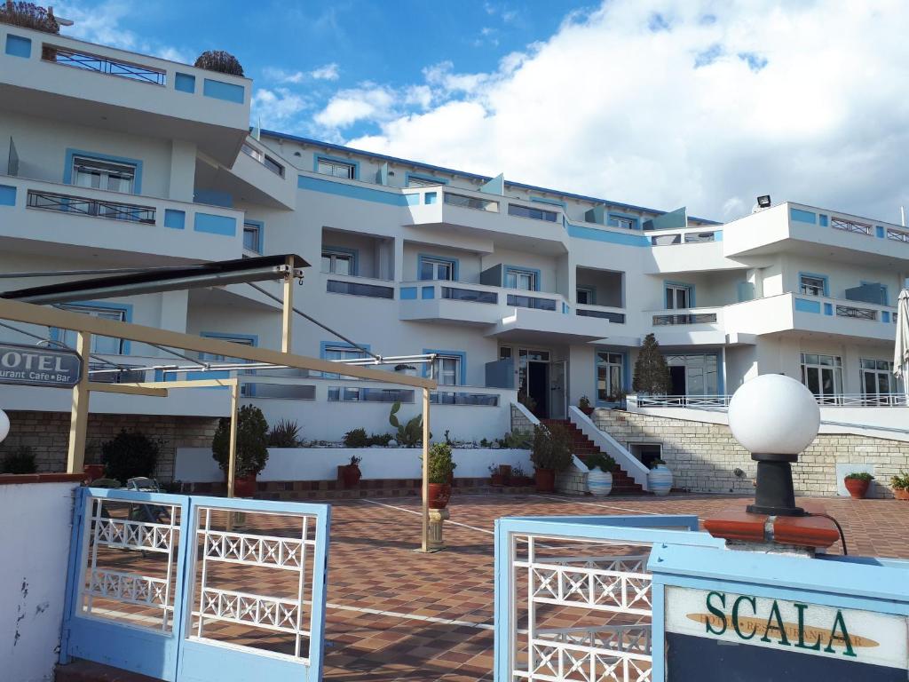 a view of the hotel from the parking lot at Hotel Scala in Paralia Rachon