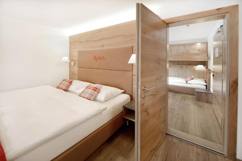 Postel nebo postele na pokoji v ubytování Hotel Alpina Superior