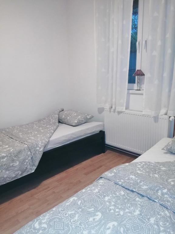 Postel nebo postele na pokoji v ubytování Kuca sa bazenom Teja