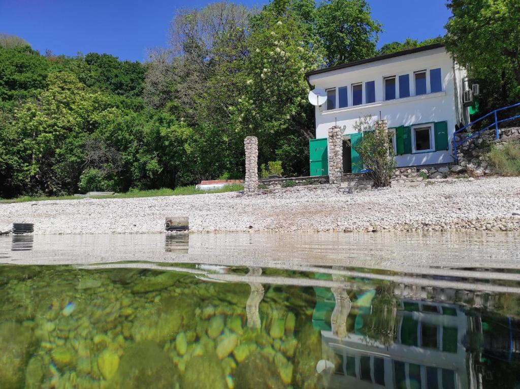 ein Haus am Ufer eines Wasserkörpers in der Unterkunft Beach House Bassi in Rijeka