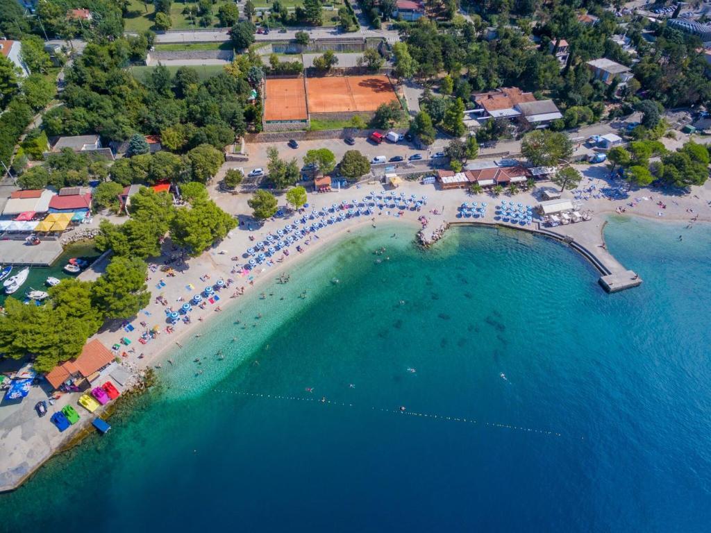 an aerial view of a beach with a crowd of people at Apartments Petak Novi in Dramalj