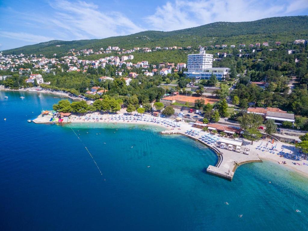 an aerial view of a beach with a resort at Apartments Petak Novi in Dramalj
