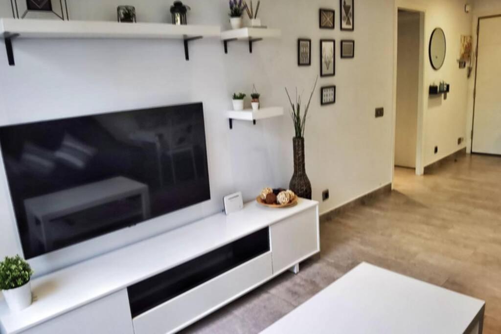 TV a/nebo společenská místnost v ubytování Barbacoa + vistas al mar + playa + piscina.