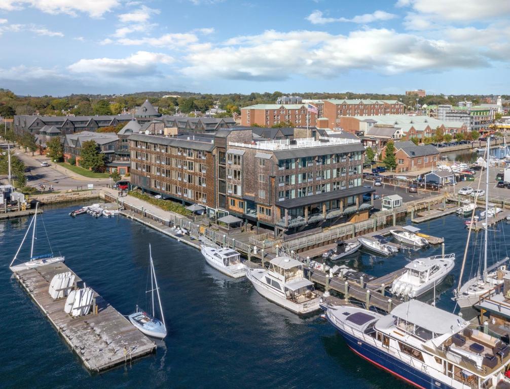 een groep boten is aangemeerd in een jachthaven bij Club Wyndham Inn on Long Wharf in Newport