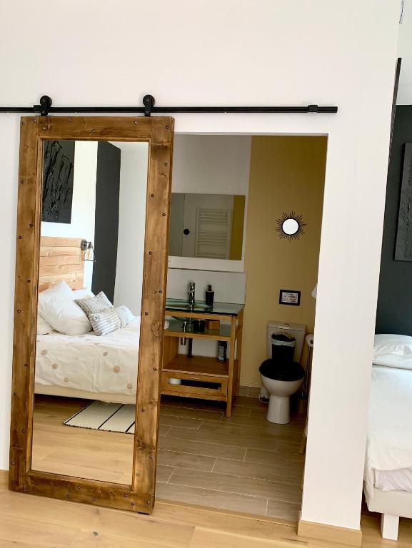 Postel nebo postele na pokoji v ubytování Atelier des Vidaux