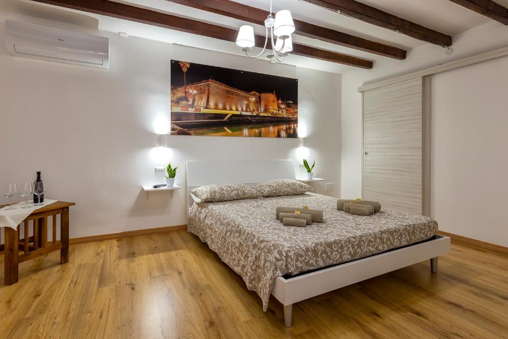 um quarto com uma cama e um quadro na parede em Nonna Nannina Guest House em Alghero