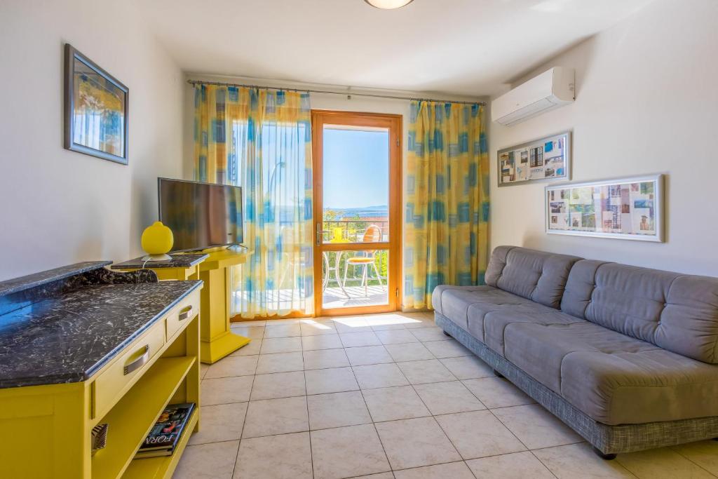 Televízia a/alebo spoločenská miestnosť v ubytovaní Apartments Loncaric