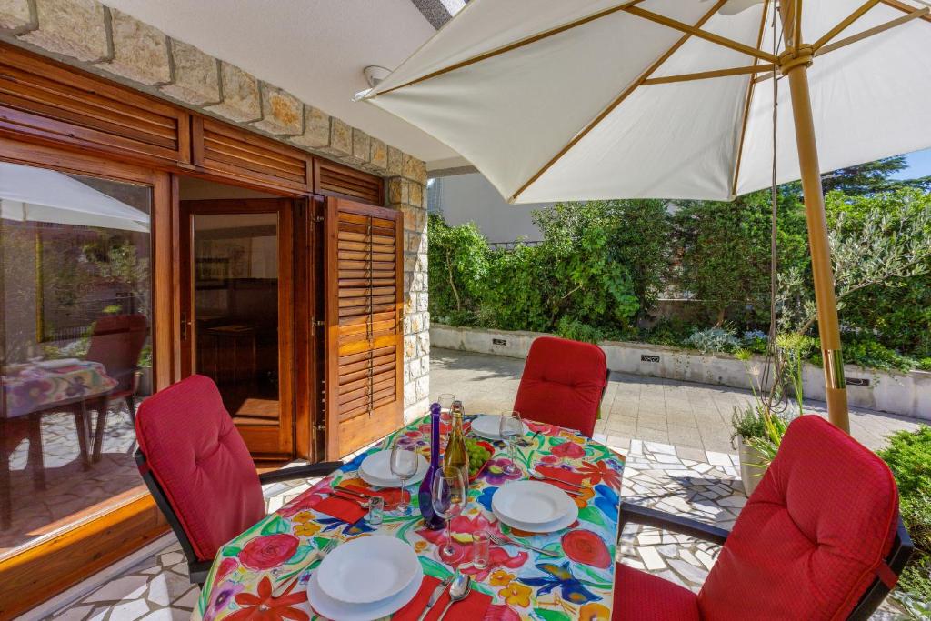 Vonkajšia záhrada v ubytovaní Apartments Loncaric