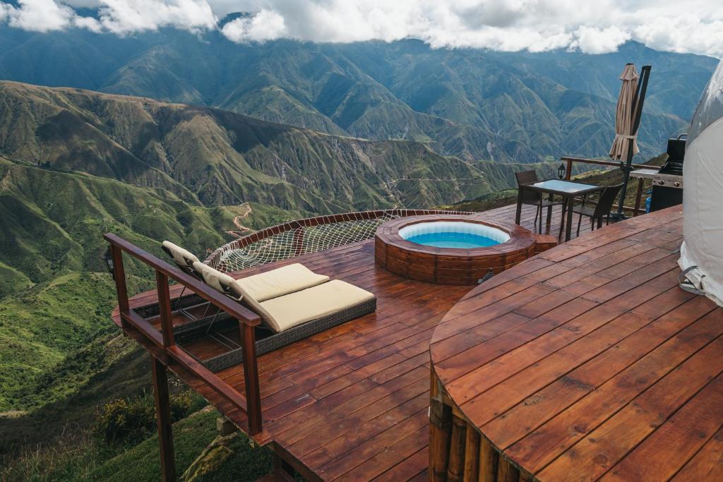 Nespecifikovaný výhled na hory nebo výhled na hory při pohledu z luxury tent