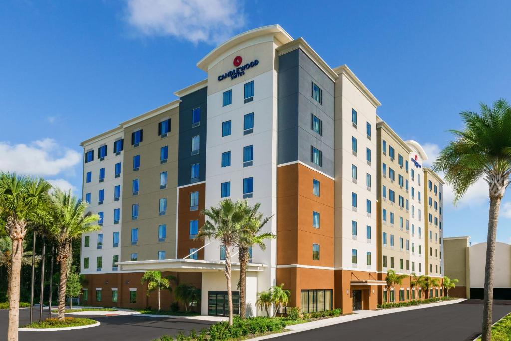 una imagen de un hotel con palmeras delante en Candlewood Suites - Orlando - Lake Buena Vista, an IHG Hotel, en Orlando