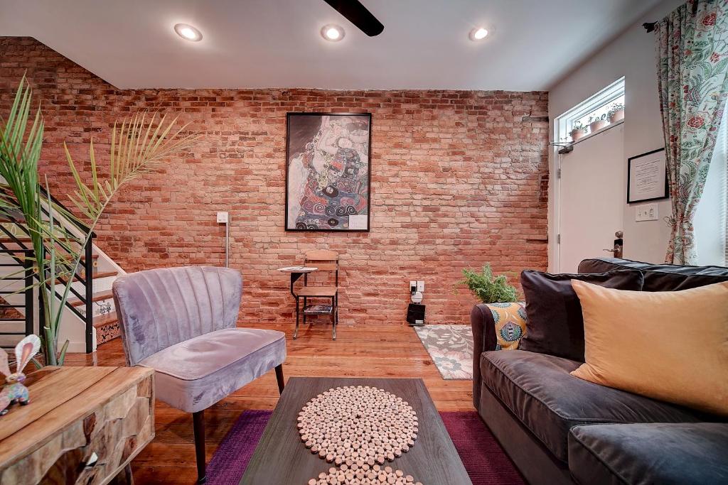 sala de estar con pared de ladrillo en Artsy Hidden Gem --- FREE PARKING en Filadelfia
