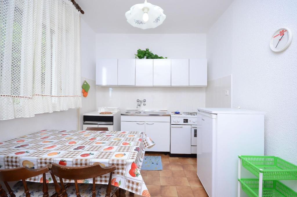 Kuchyňa alebo kuchynka v ubytovaní Apartments Mladen Jelica