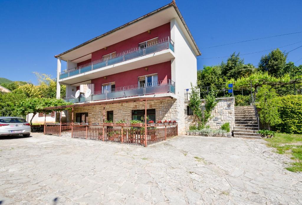 Budova, v ktorej sa apartmán nachádza