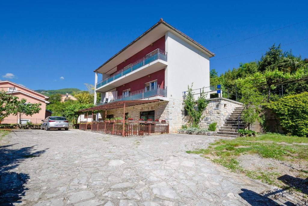 Budova, v ktorej sa apartmán nachádza