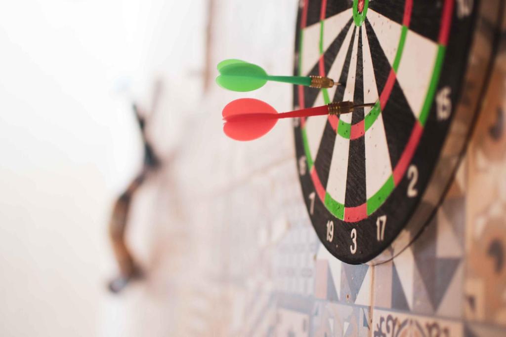 a close up of a dartboard on a wall at Casa com 2 Quartos e Varanda Gourmet in Trindade