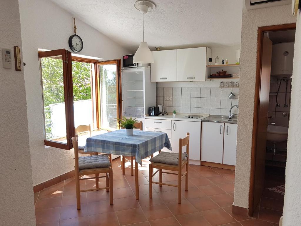 Kuchyň nebo kuchyňský kout v ubytování "Bura Bura" Apartment, Karlobag, vacation with a view