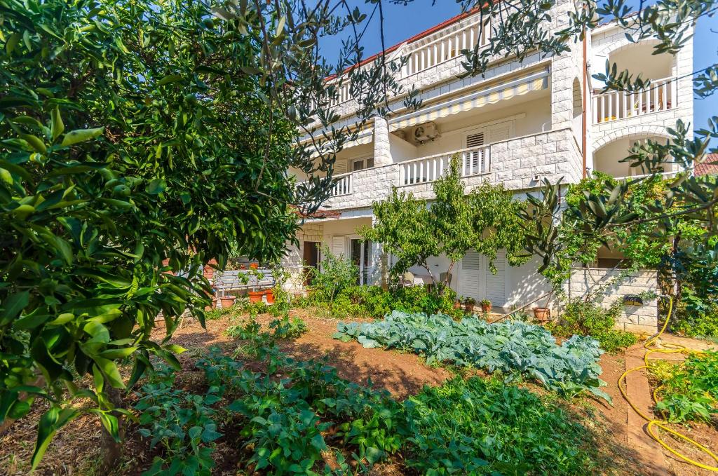 a garden in front of a building at Apartments Tily in Trogir
