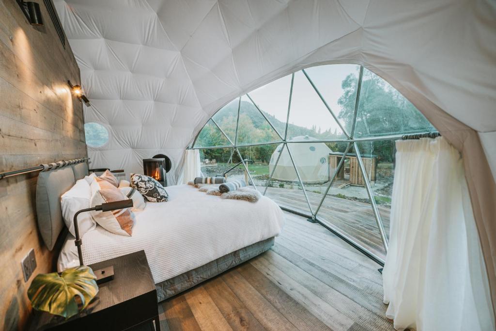 Postel nebo postele na pokoji v ubytování Cross Hill Glamping