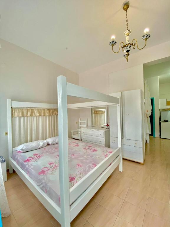 Postel nebo postele na pokoji v ubytování Sevasti Studios