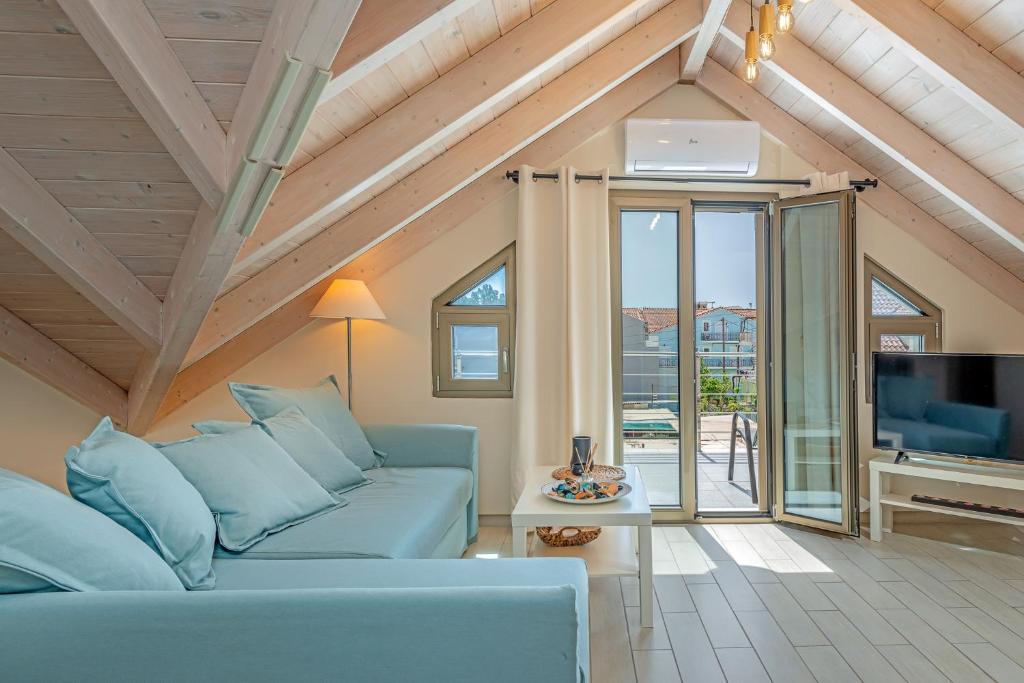 un soggiorno con divano blu e TV di De Bosset Apartment 1 ad Argostoli