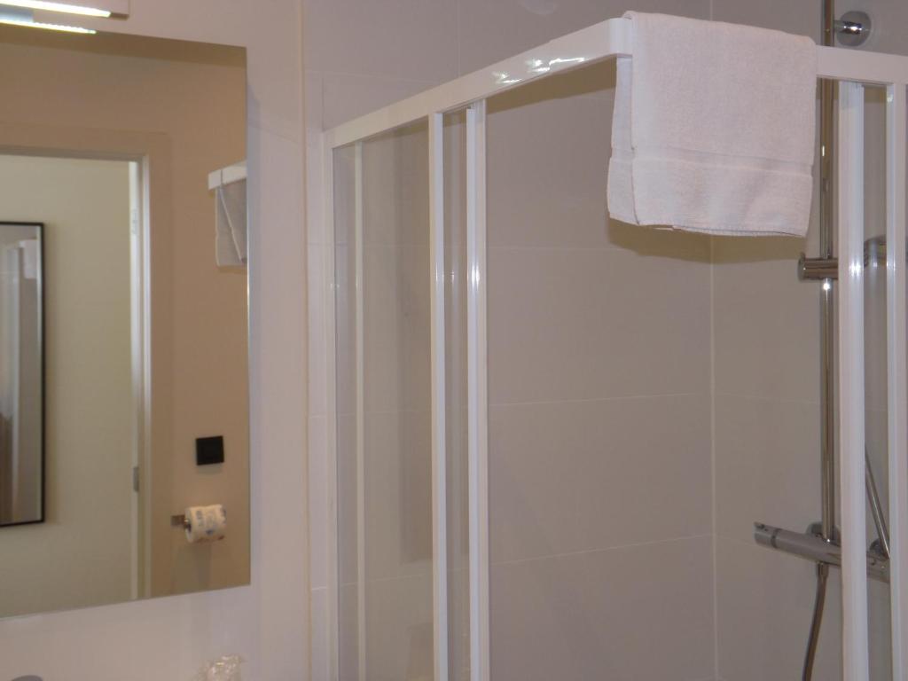 Baðherbergi á Hotel Le Parisien