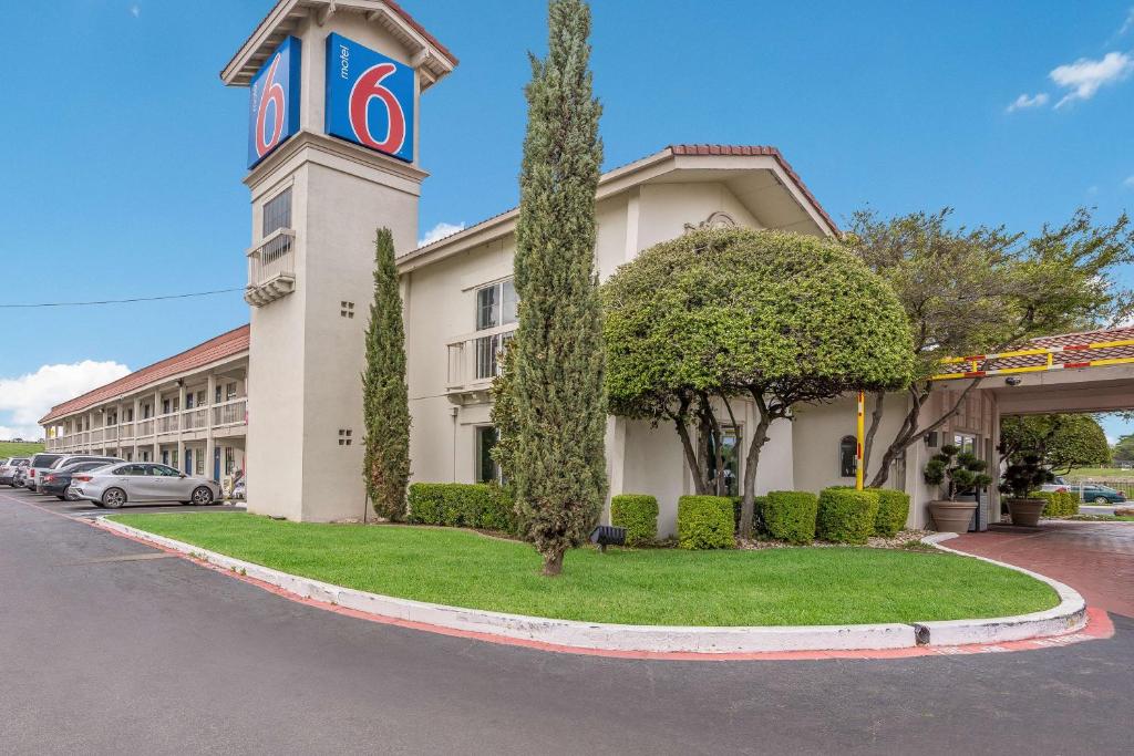 Motel 6-Dallas, TX - Market Center في دالاس: مبنى امامه برج ساعه