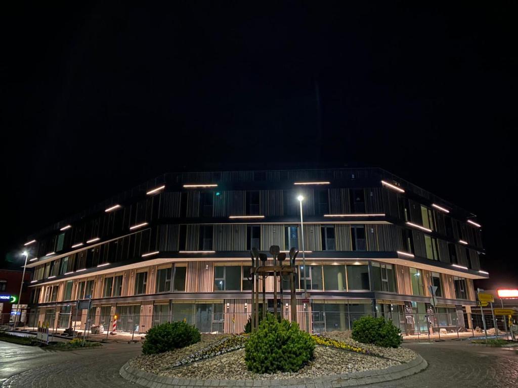 um edifício com uma cruz à sua frente à noite em Int. Appartment Kolbermoor em Kolbermoor