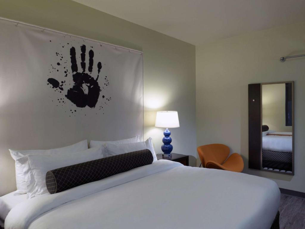 Postel nebo postele na pokoji v ubytování Acme Hotel Company Chicago