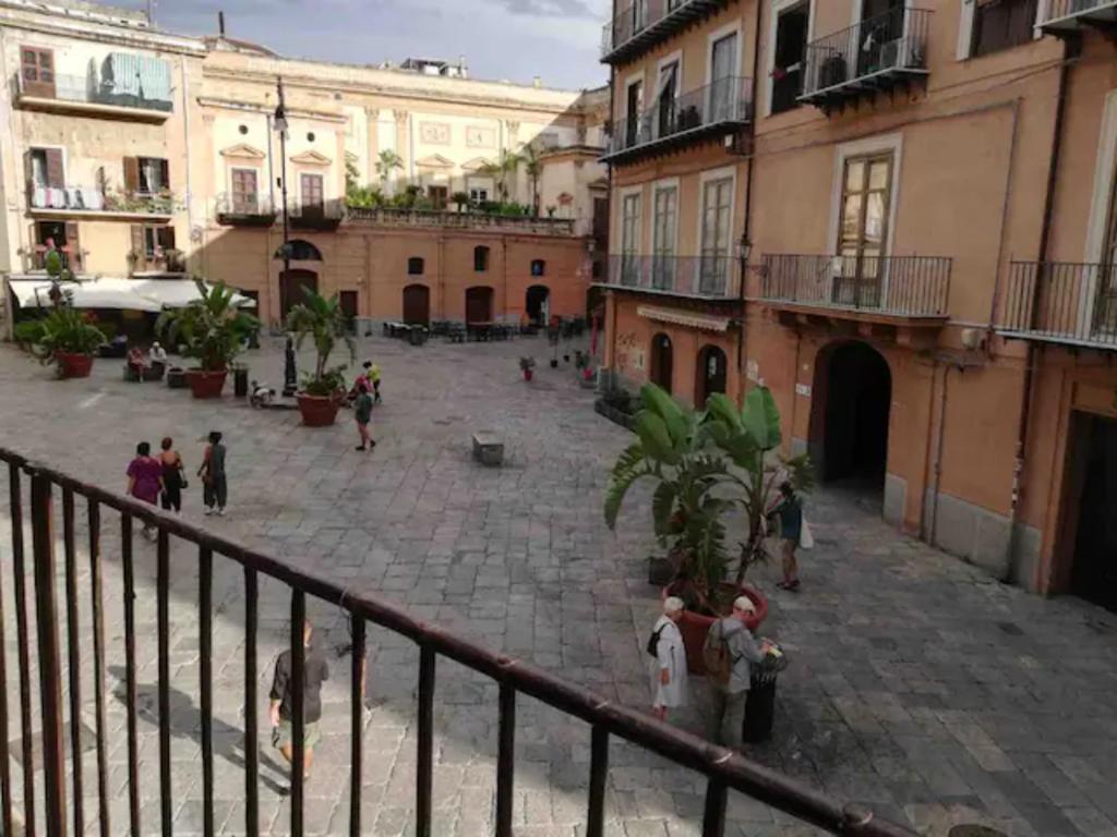 un grupo de personas caminando por un patio en Agorà Sant’anna Apartment, en Palermo