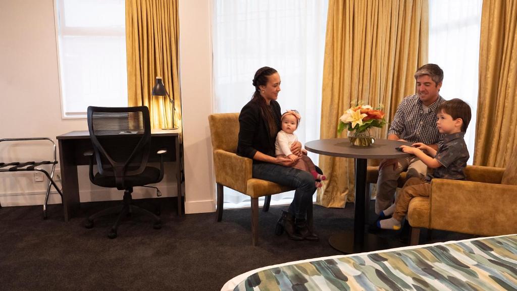 Carnmore Hotel Takapuna - Resim 36