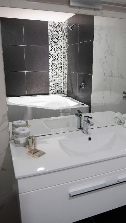 Carnmore Hotel Takapuna - Resim 24