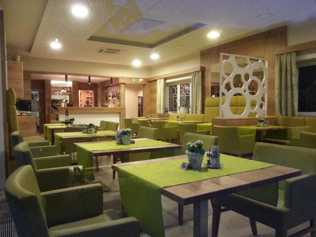 Restaurace v ubytování Fischwirtshaus Landmotel Die Donaurast