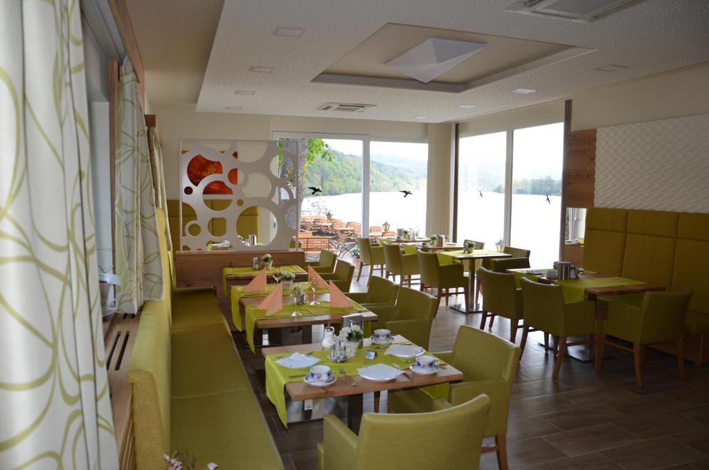 Posezení v ubytování Fischwirtshaus Landmotel Die Donaurast