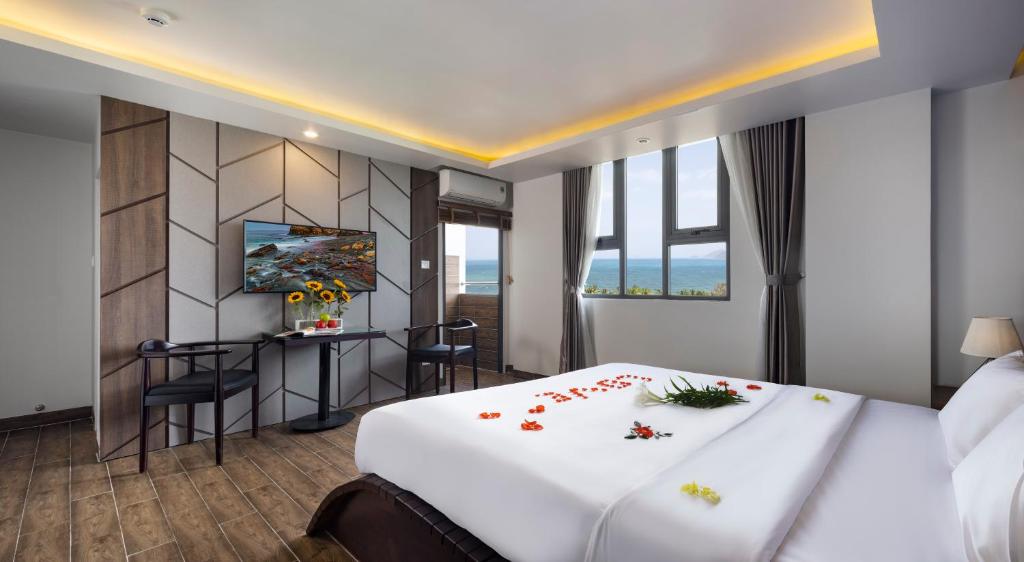 Giường trong phòng chung tại Azura Gold Hotel & Apartment