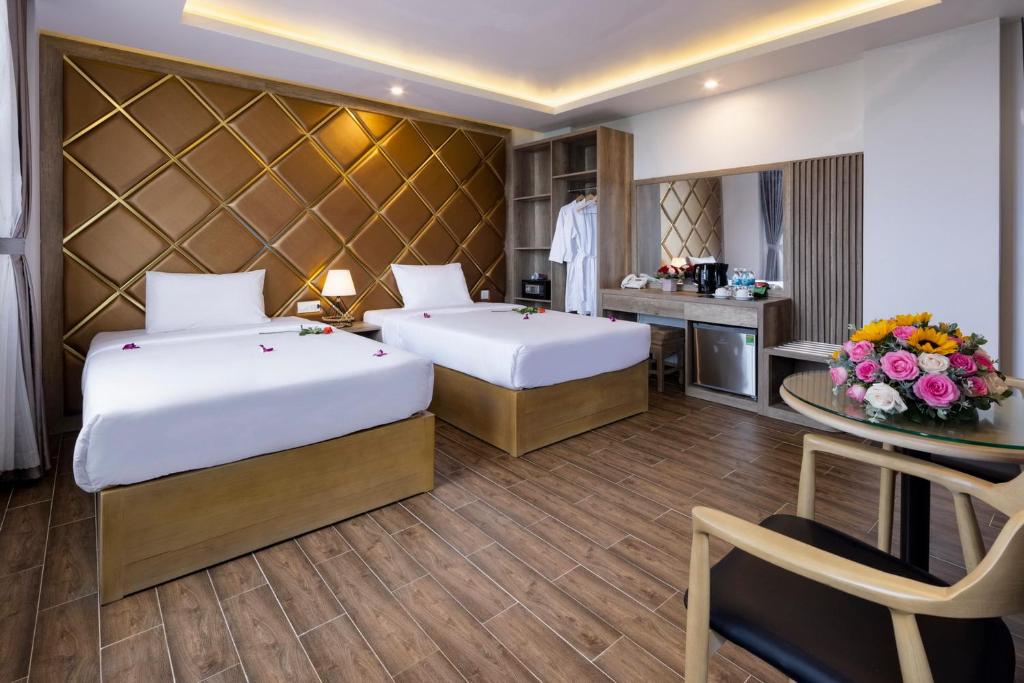 Giường trong phòng chung tại Azura Gold Hotel & Apartment