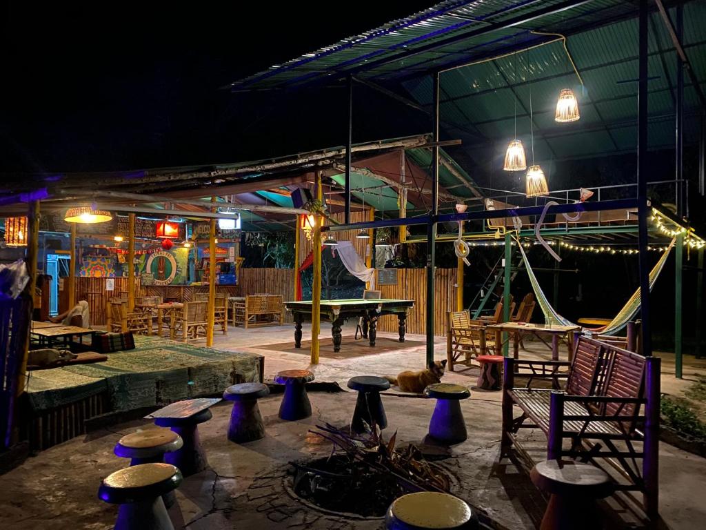 una stanza con tavolo da ping pong e tavolo da ping pong di Tribal Pai a Pai