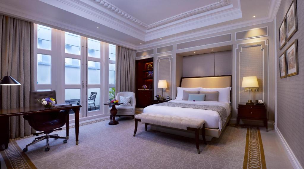 Giường trong phòng chung tại The Fullerton Hotel Singapore